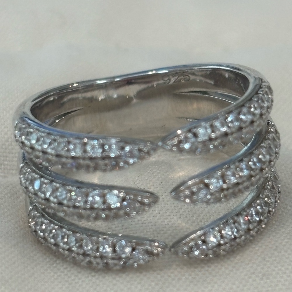 Lisa Robertson Elegant Sterling Silver Women's Ring - Picture 2 of 6